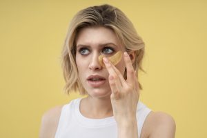 Темные круги под глазами: как определить причину и подобрать работающее решение с первого раза